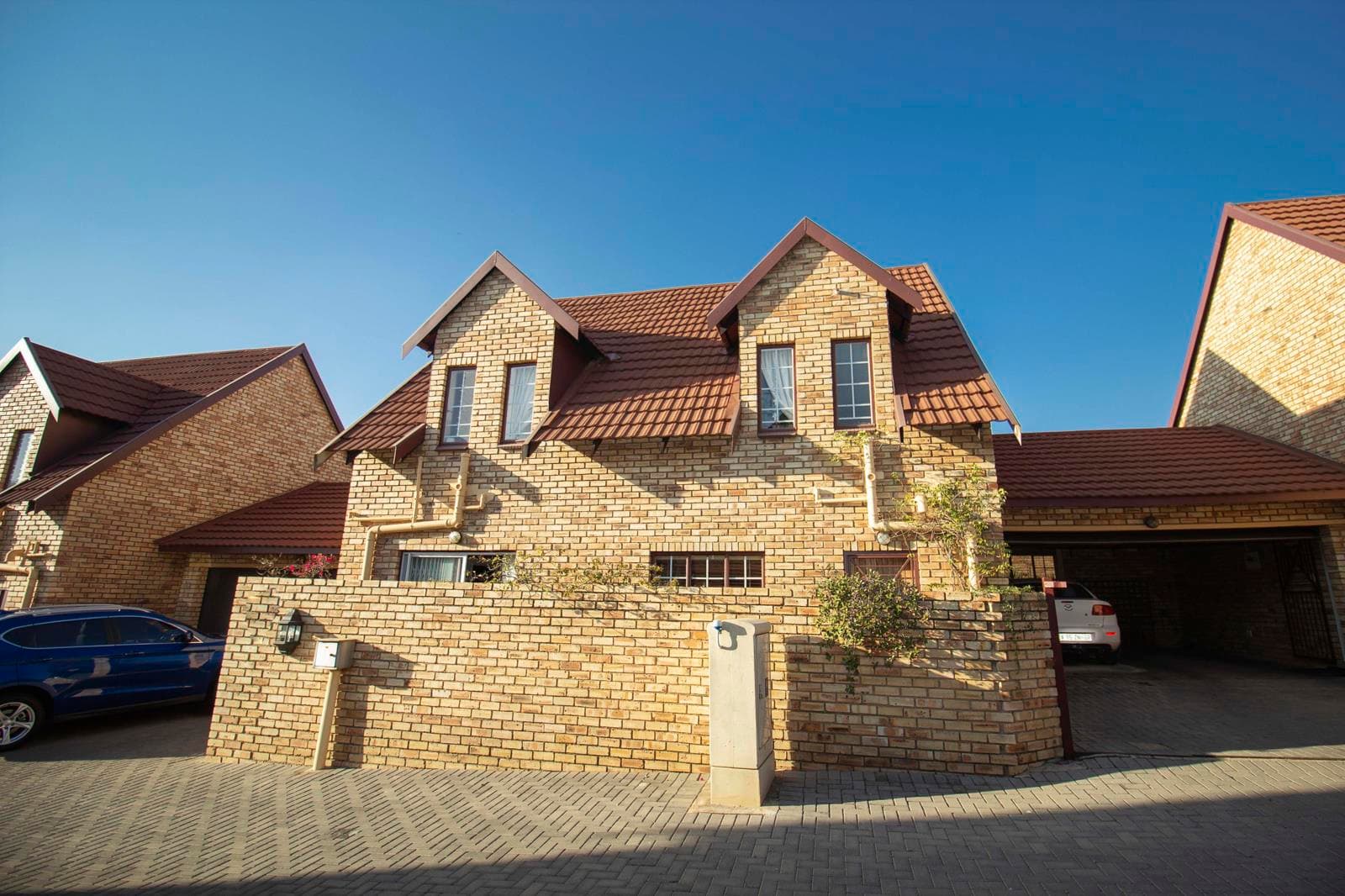 Charming 4 bedroom double-storey townhouse in a highly secure complex - Image 1